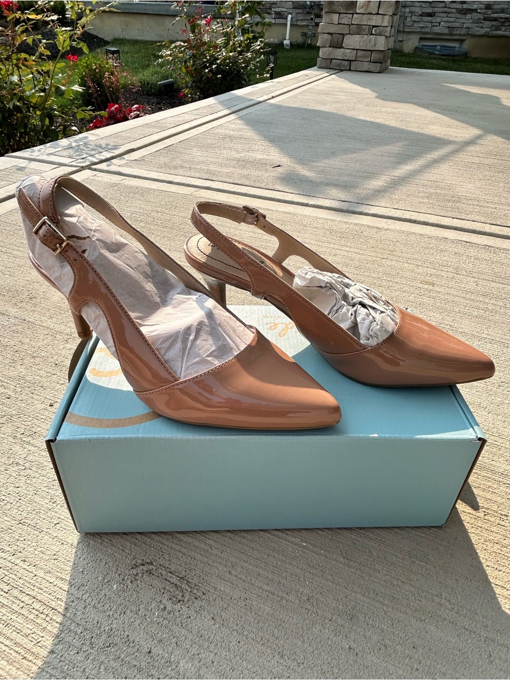 Life Stride Nude Patent Slingback Pointed-Toe Pumps. NEW IN BOX.